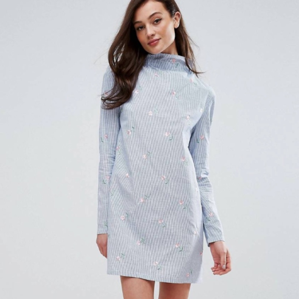High neck dress in blue pinstripe w/embroidery